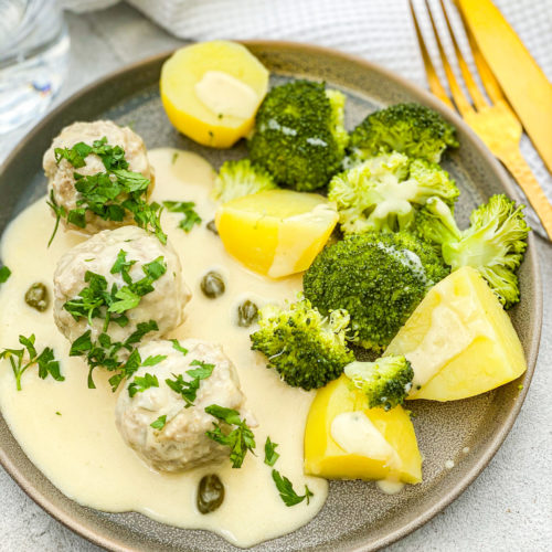 Königsberger Klopse mit Brokkoli und Kartoffeln