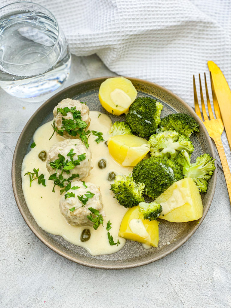 Königsberger Klopse mit Brokkoli und Kartoffeln