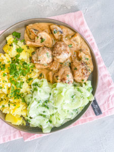 Fleischbällchen mit Gurke und Kartoffel