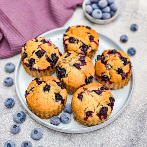 Heidelbeermuffins auf Teller