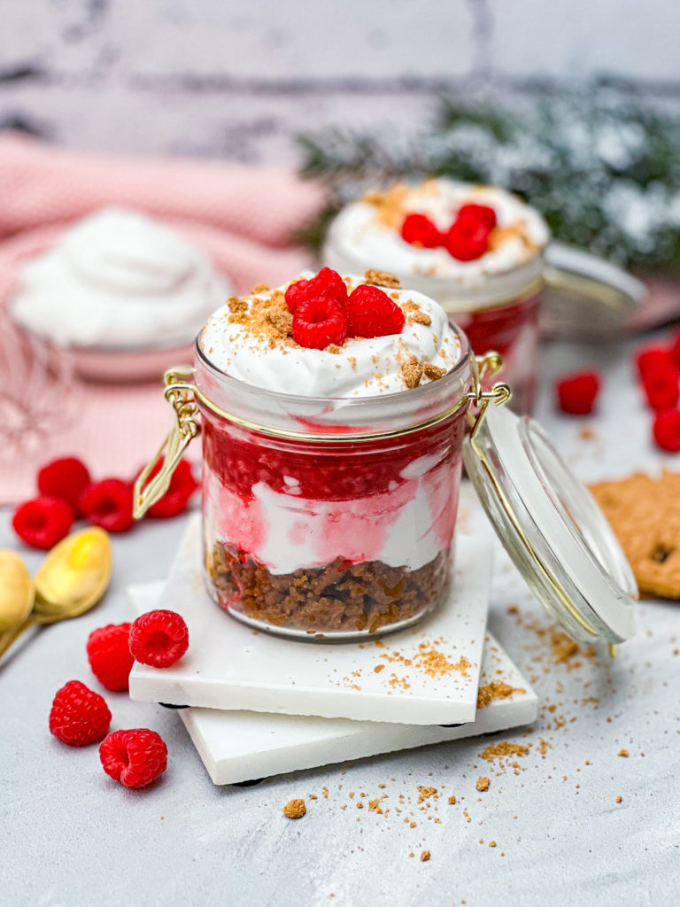 Fluffiges Weihnachtsdessert mit Himbeeren und Spekulatius