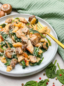 Leckere Spätzlepfanne mit Hähnchen, Champignons und Spinat