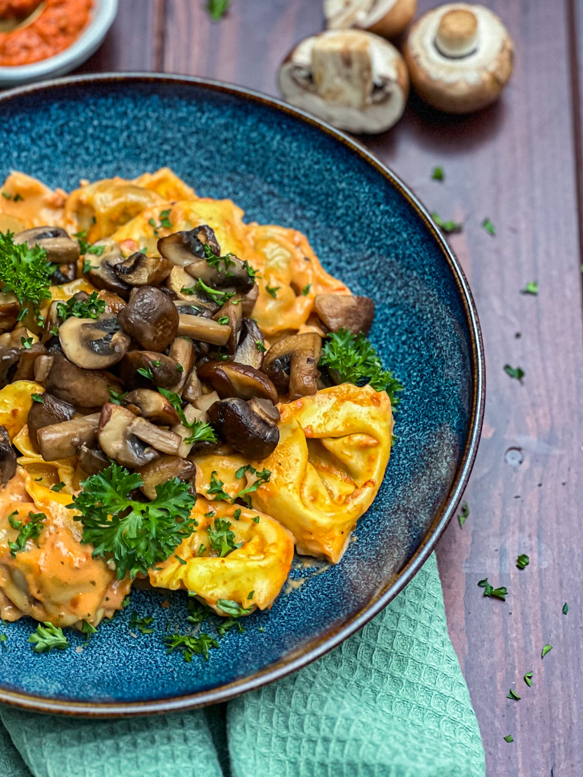 Tortelloni mit Pesto und Champignons